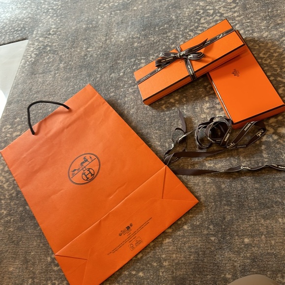 HERMES (2) BOXS SHOPPING BAG AND (2) RIBBONS HERMES - Picture 9 of 12
